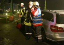 Die Einsatzleiter von Feuerwehr und DRK sprechen sich ab. (Foto: DRK Ihringen)